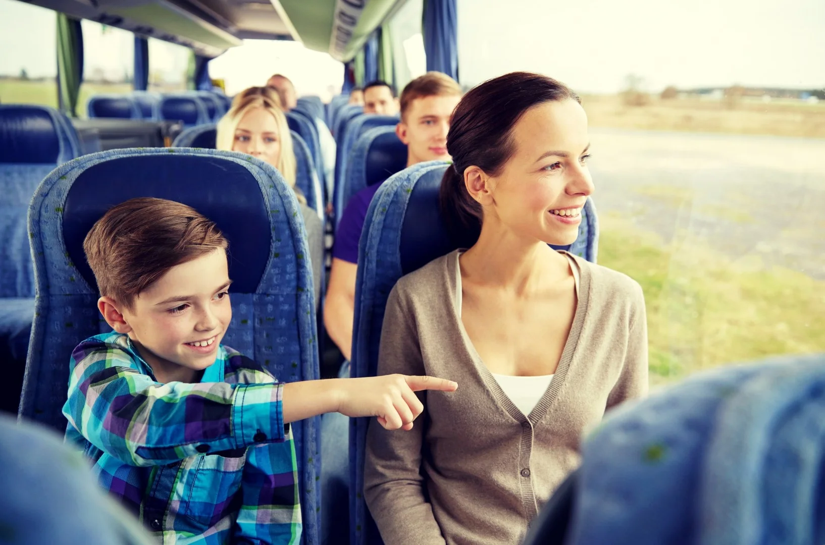dijete i roditelj tijekom vožnje autobusom