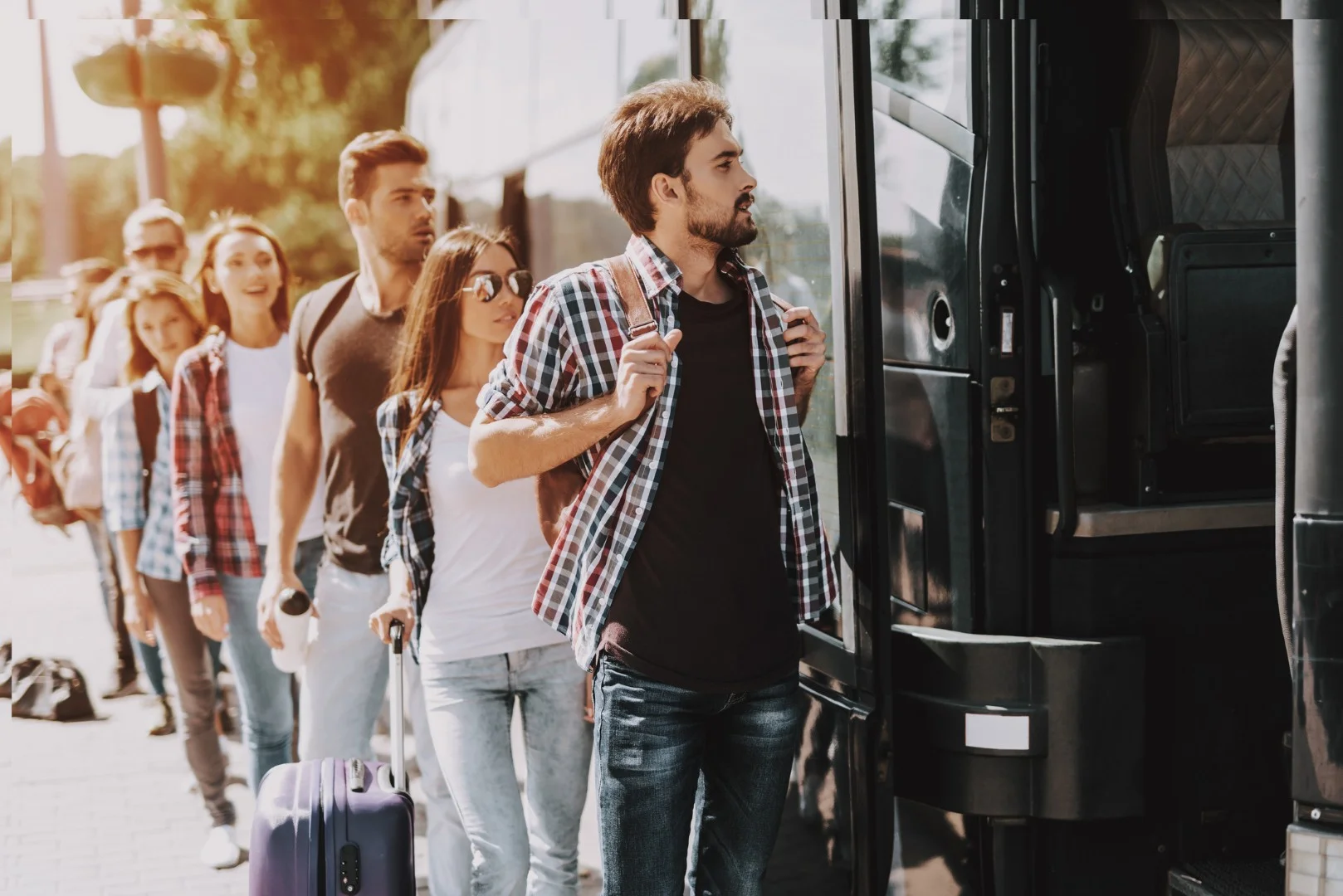 putnici čekaju međunarodni autobus
