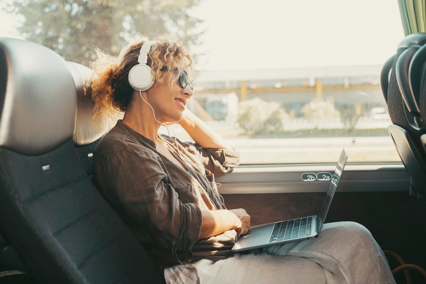 autobus, slušalice, laptop