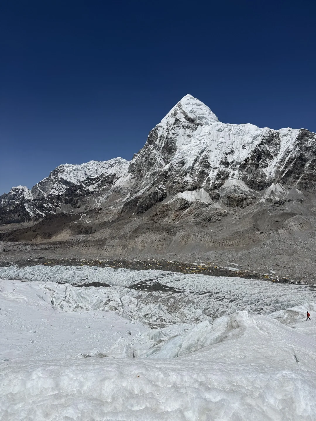 Pogled na Khumbu ledopad i planinski krajolik iz baznog kampa Everesta.