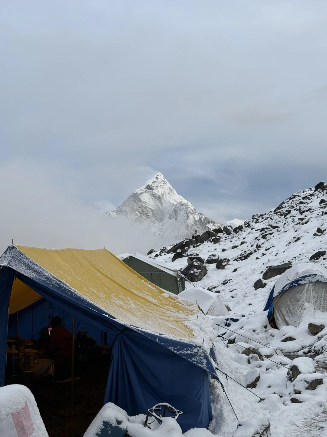 Šatori u Lobuche High Campu okruženi snijegom i planinama