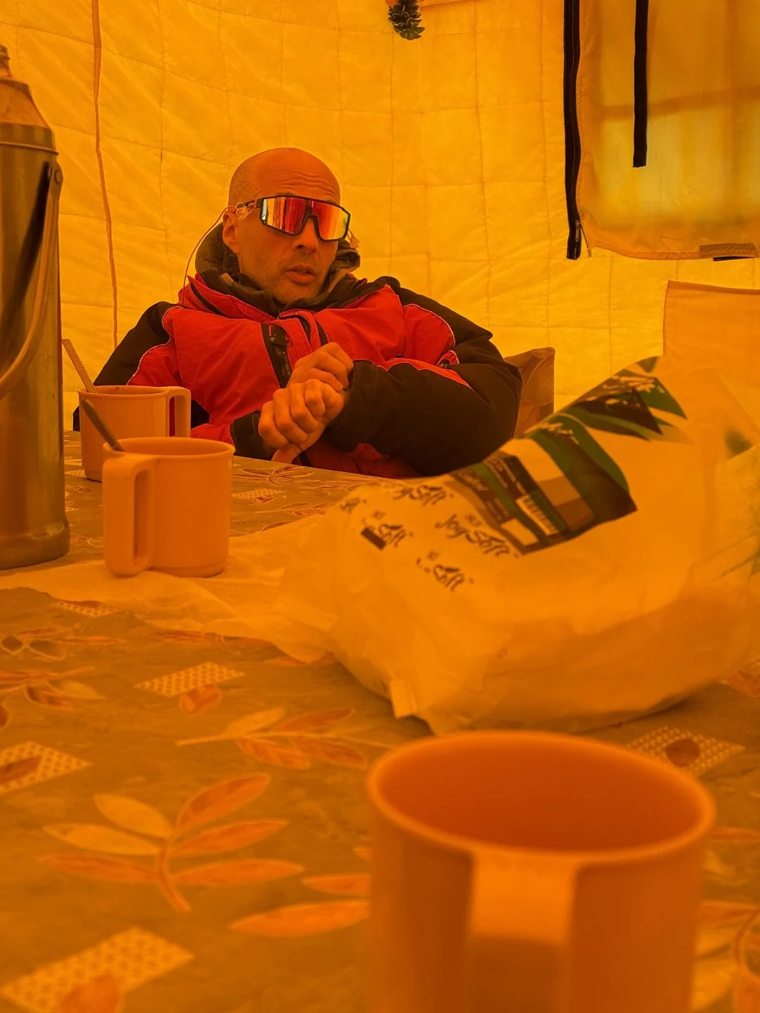 Marco u zajedničkom šatoru u baznom kampu Everesta.