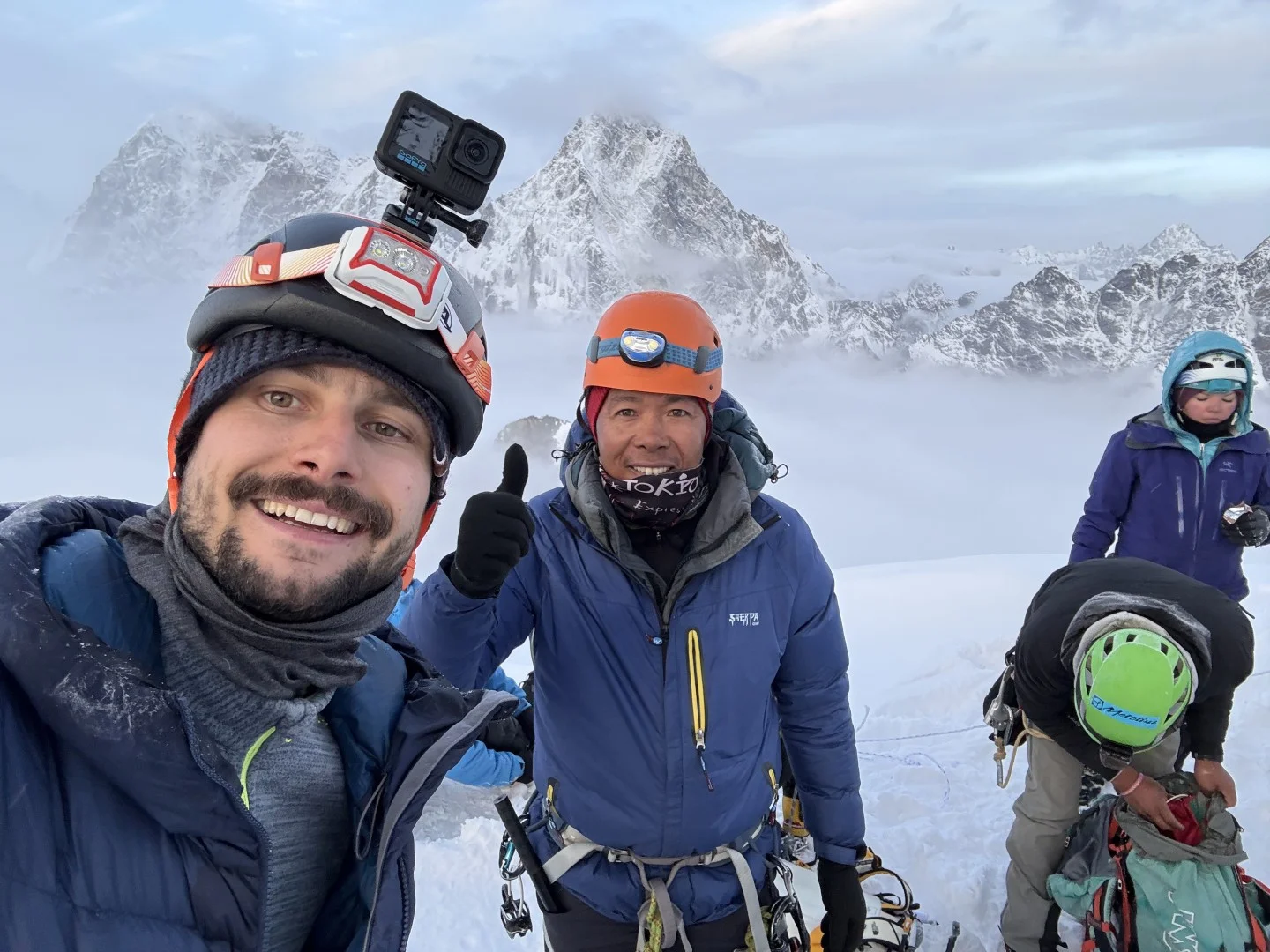 Matija i penjači tijekom uspona na Lobuche East u Himalaji.