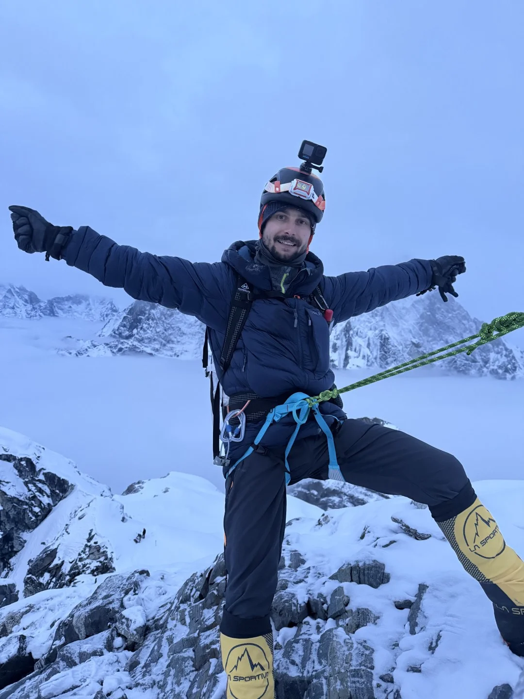 Matija osiguran užetom na strmom dijelu uspona na Lobuche East.