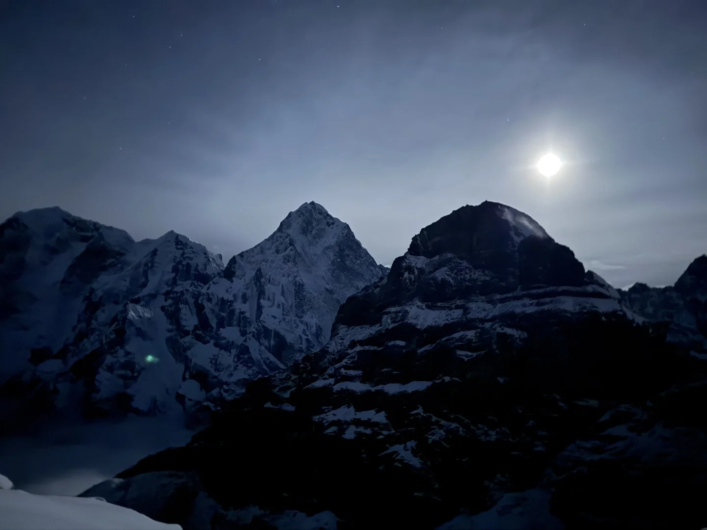 Mjesec iznad snježnih vrhova uoči noćnog uspona na Lobuche East.