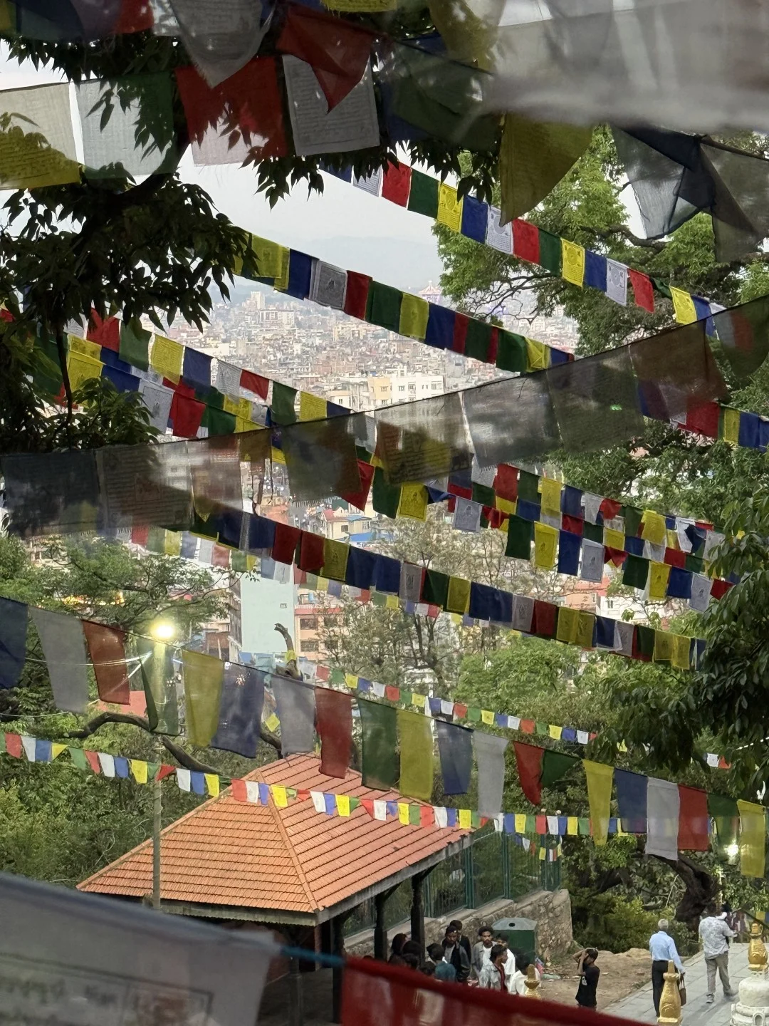 Molitvene zastavice iznad Katmandua u Nepalu.