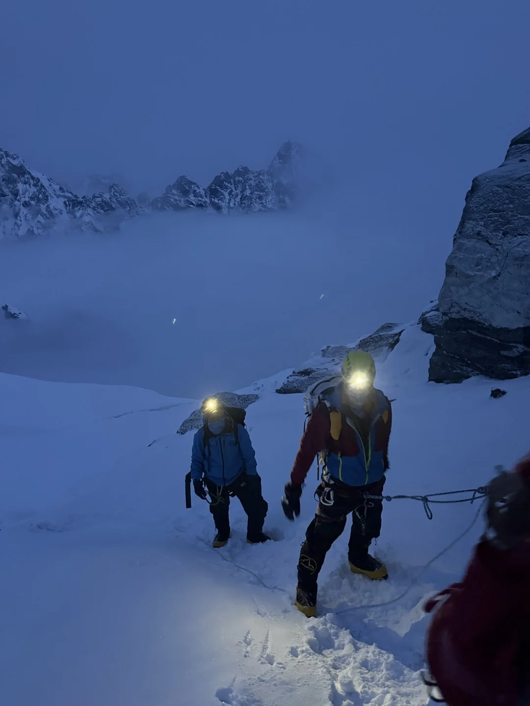 Penjači s čeonim lampama tijekom noćnog uspona na Lobuche East