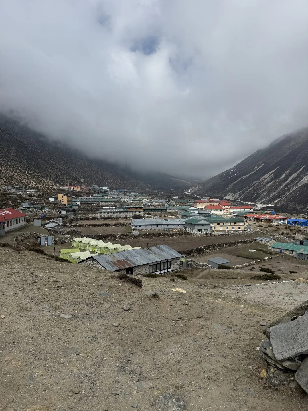 Planinsko selo u oblačnoj dolini na putu prema Everestu.