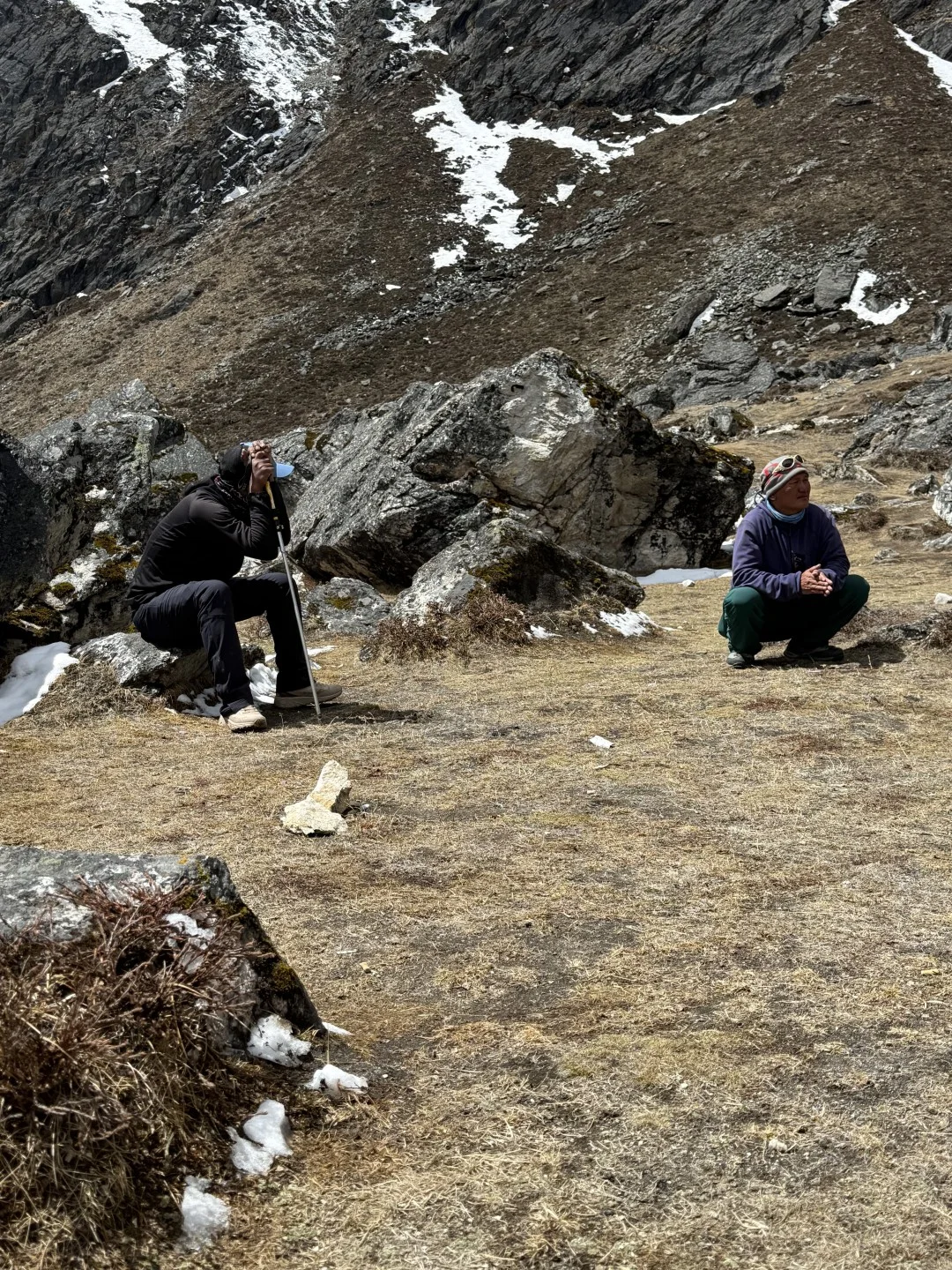Penjači na putu prema selu Lobuche pod himalajskim vrhovima.