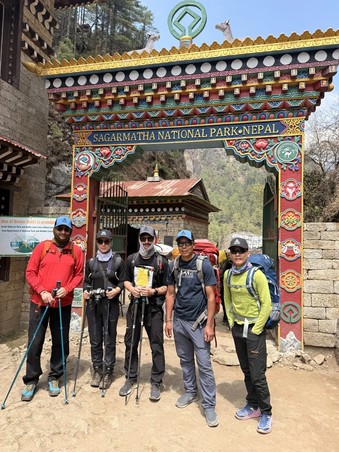 Matija, Lucija, tata i članovi ekspedicije ispred ulaza u Nacionalni park Sagarmatha u Nepalu.