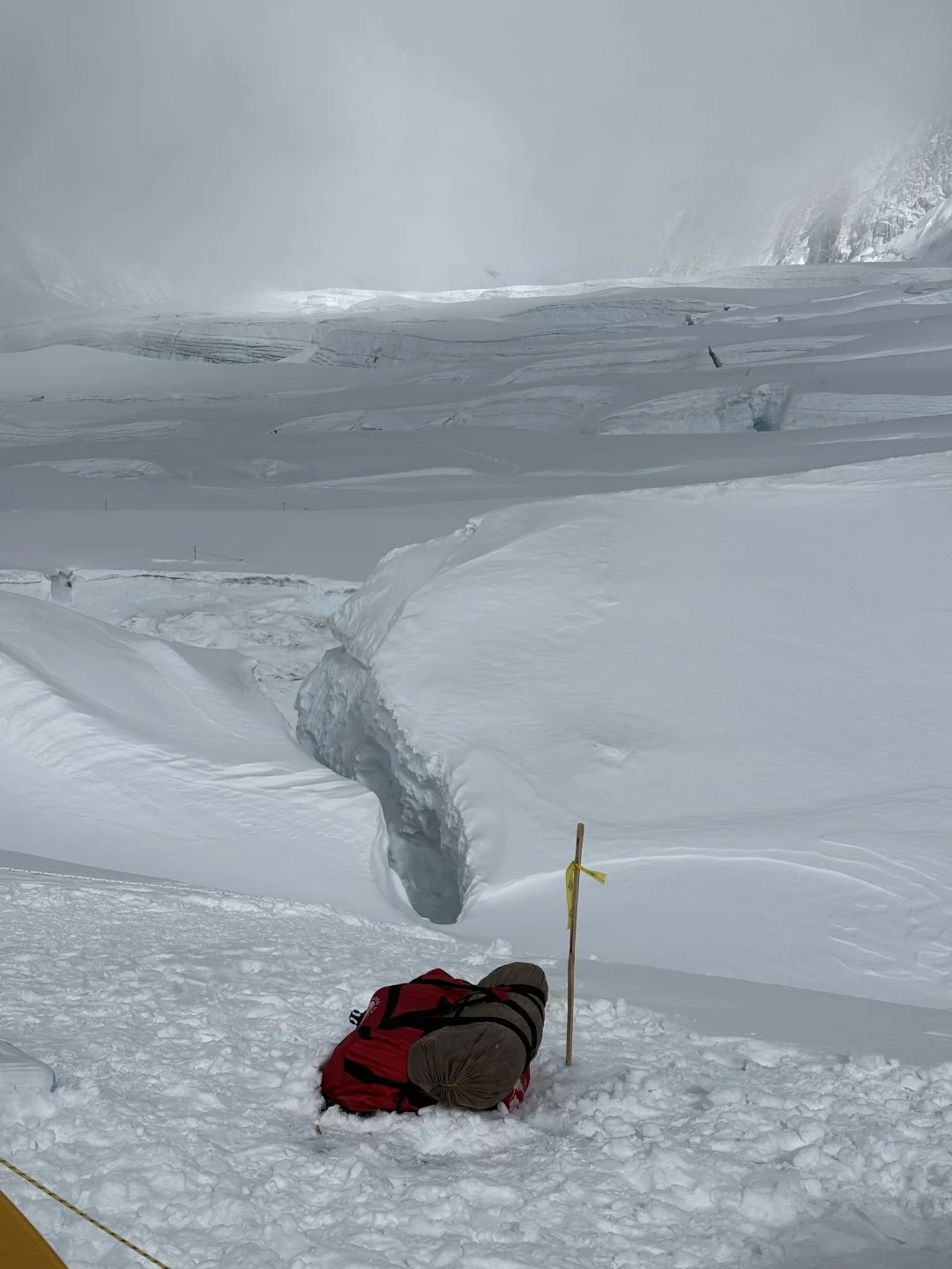 Magla i snijeg u kampu 1, Mount Everest