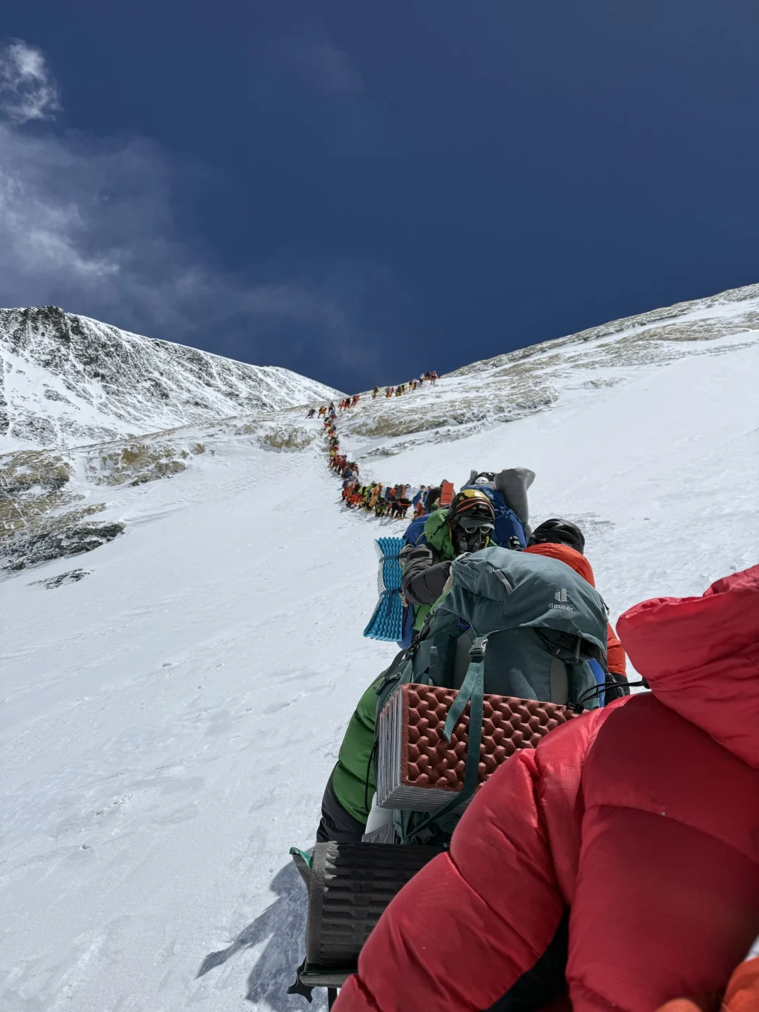 Duga kolona penjača tijekom uspona na Mount Everest