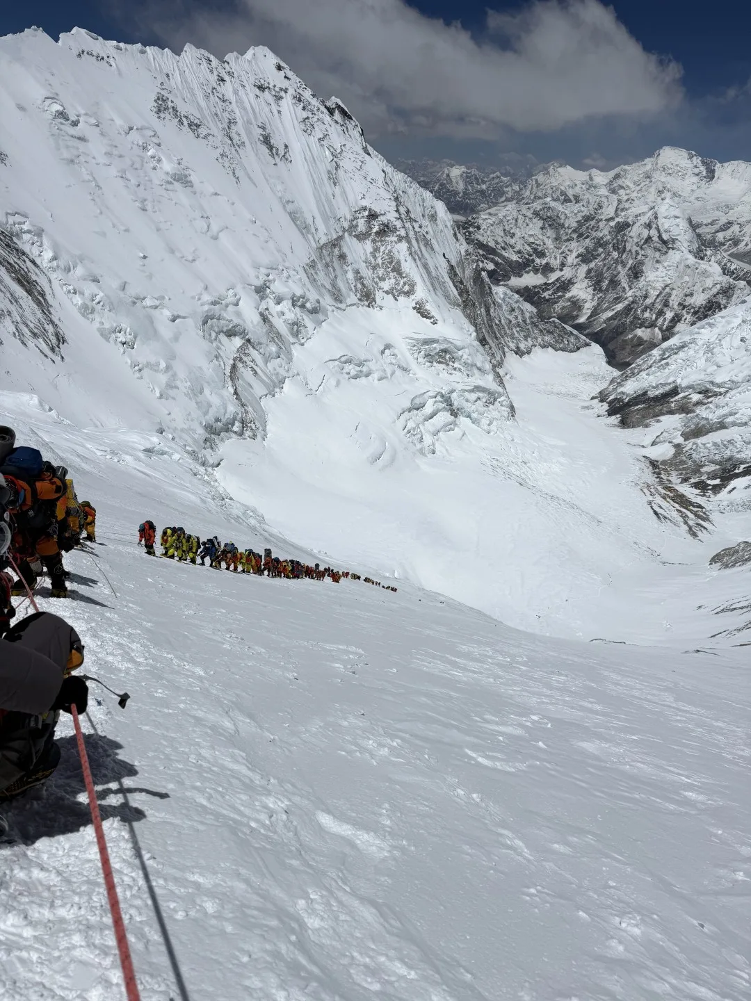Duga kolona penjača tijekom uspona na Mount Everest