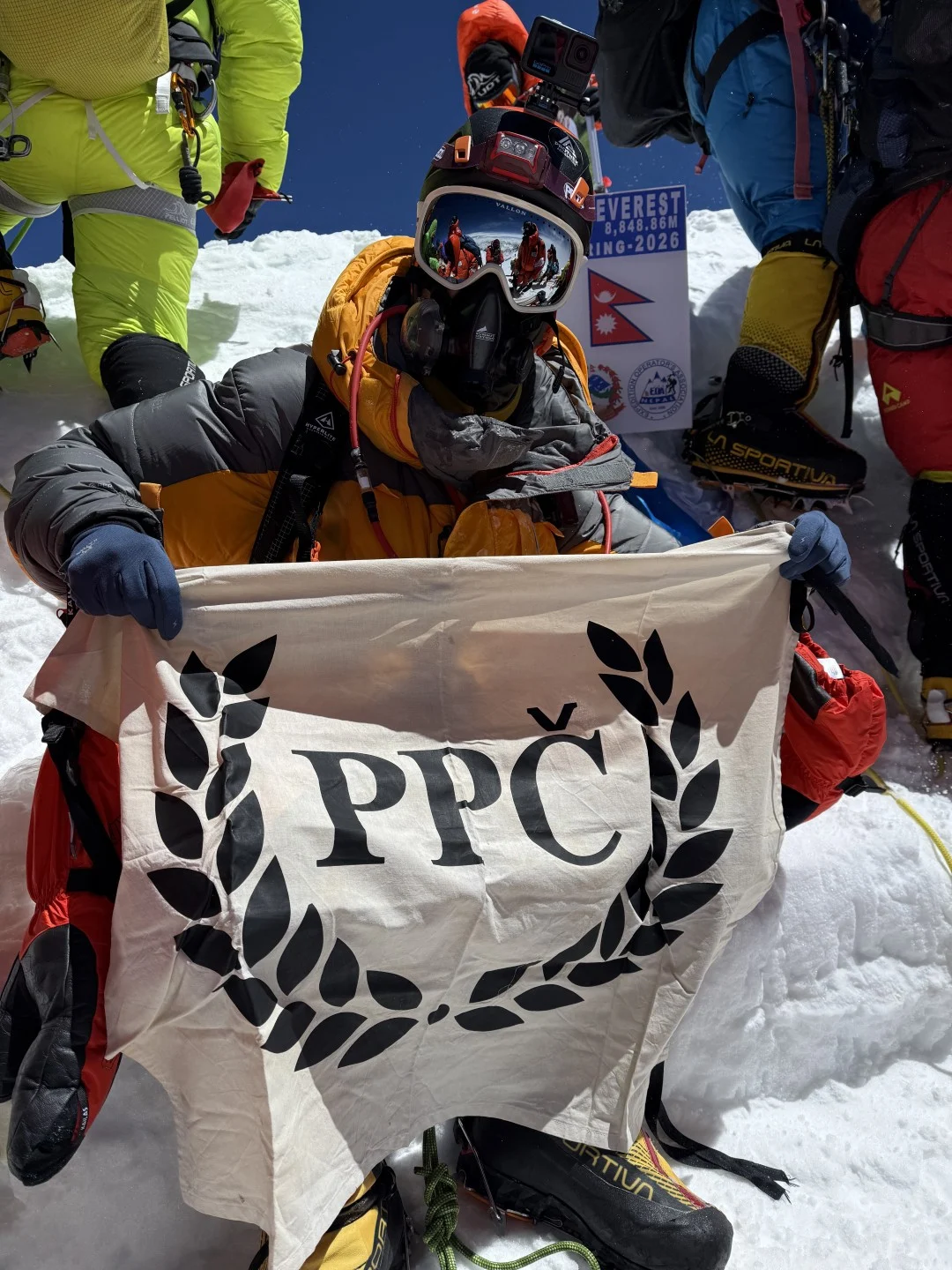 Matija Bogdan s PPČ zastavom na vrhu Mount Everesta