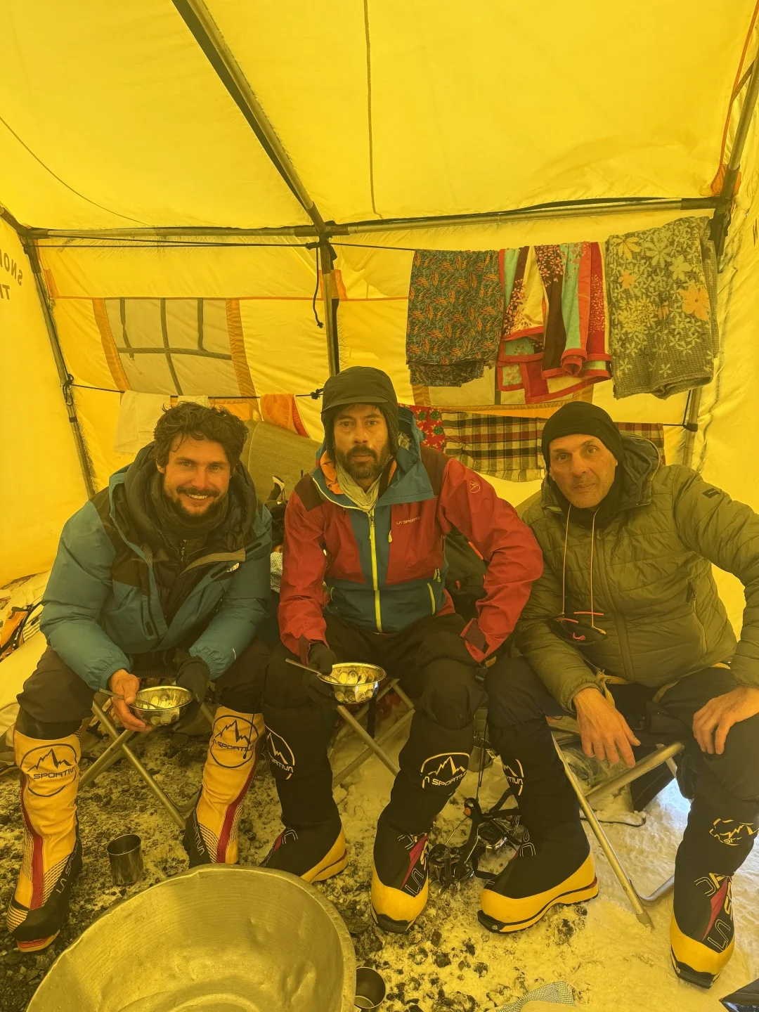 Matija, Nakul i Marci u šatoru u Kampu 2 na Mount Everestu