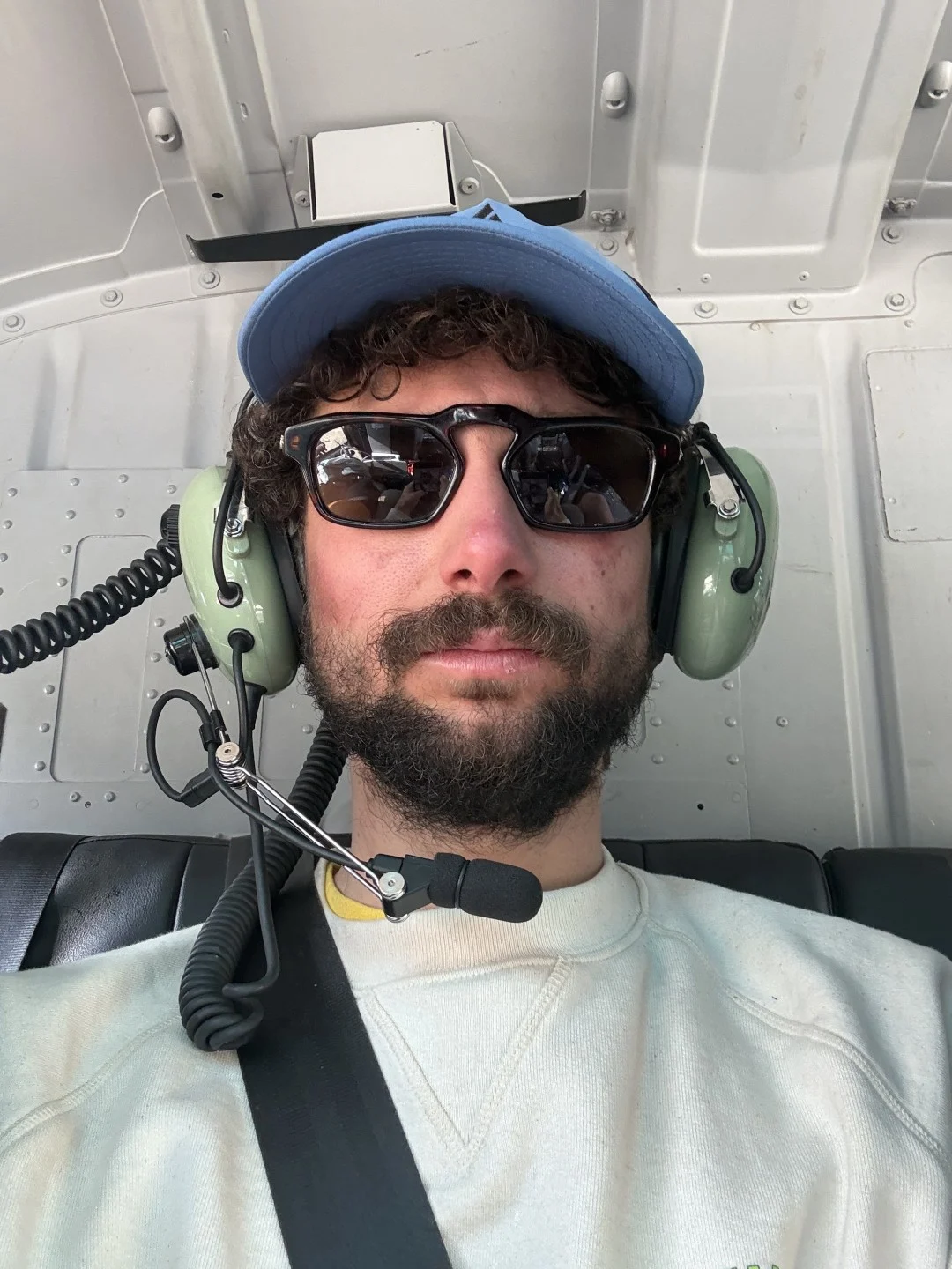 Matija u helikopteru nakon odlaska iz baznog kampa pod Everestom