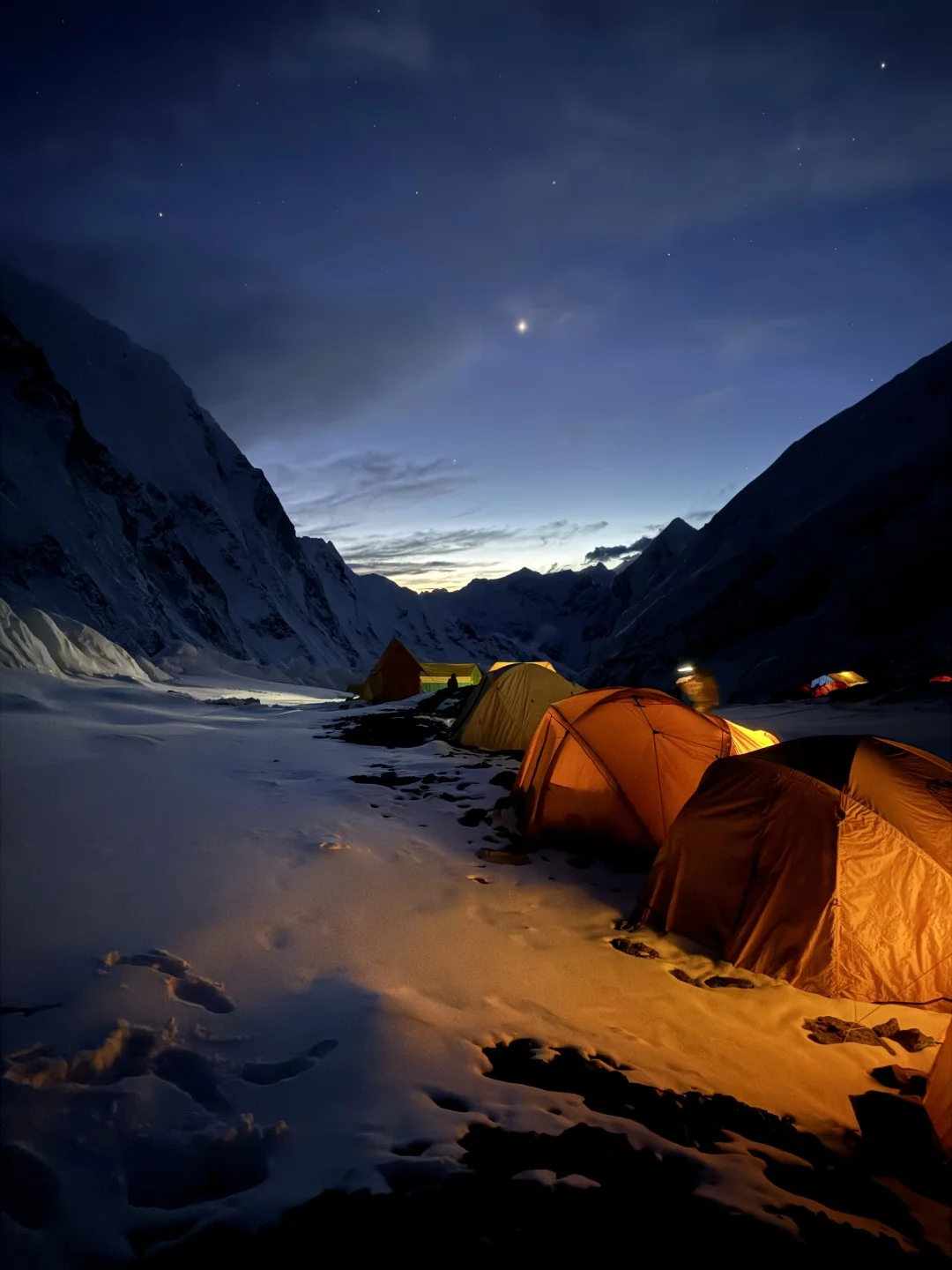 Osvijetljeni šatori Kampa 2 na Mount Everestu noću