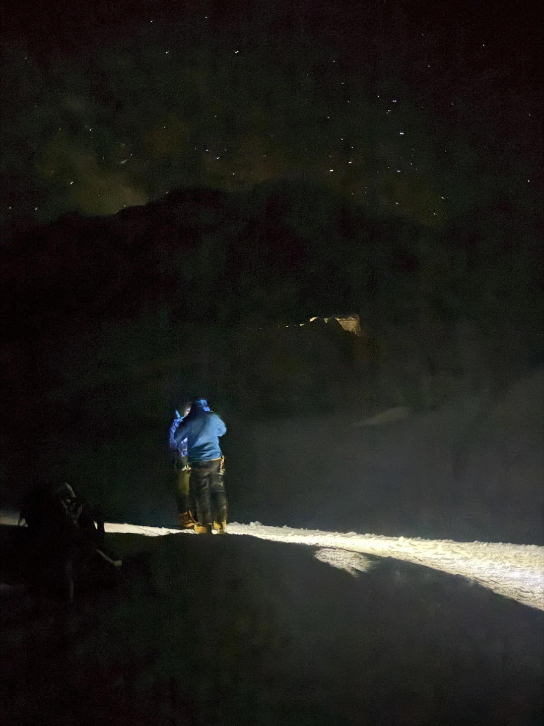 Noćni uspon pod zvjezdanim nebom na Mount Everestu