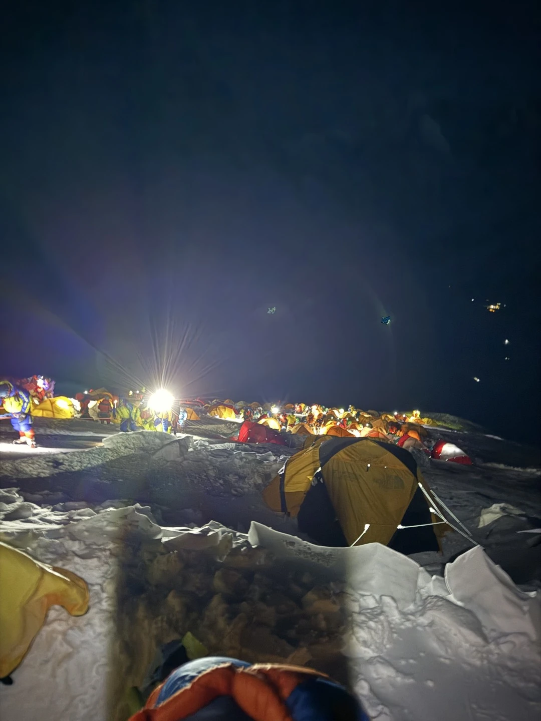 Kamp 3 na Mount Everestu tijekom noći