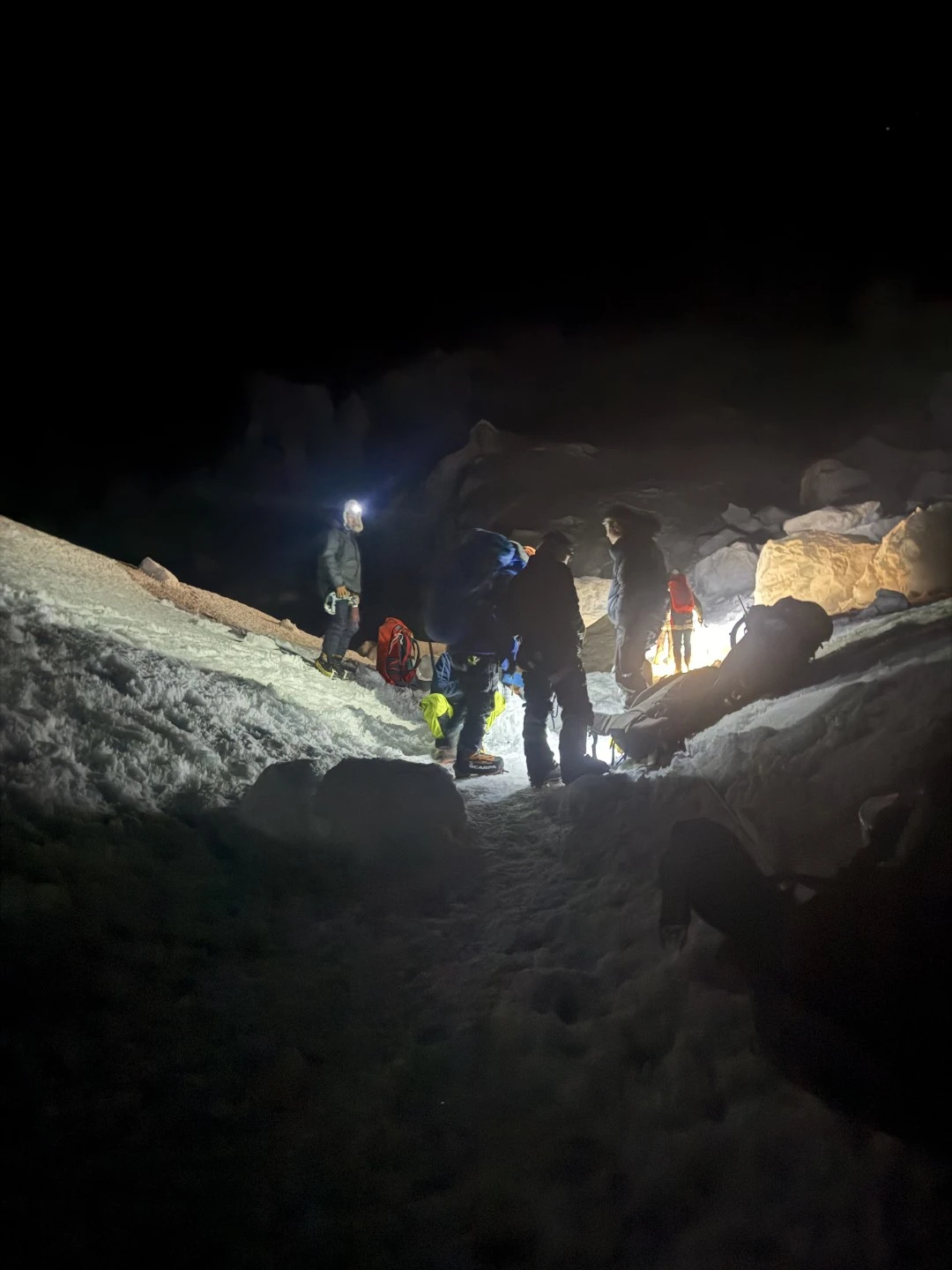 Matija i penjači tijekom noćnog uspona kroz Khumbu ledopad