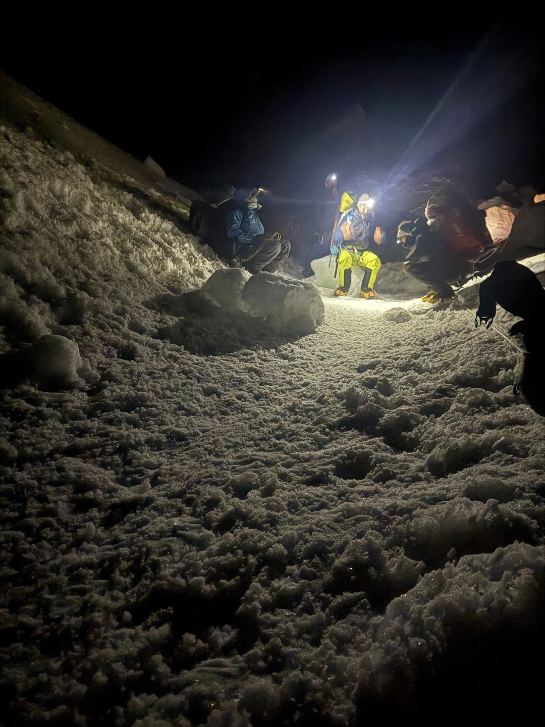 Matija i penjači odmaraju tijekom noćnog uspona na Mount Everest