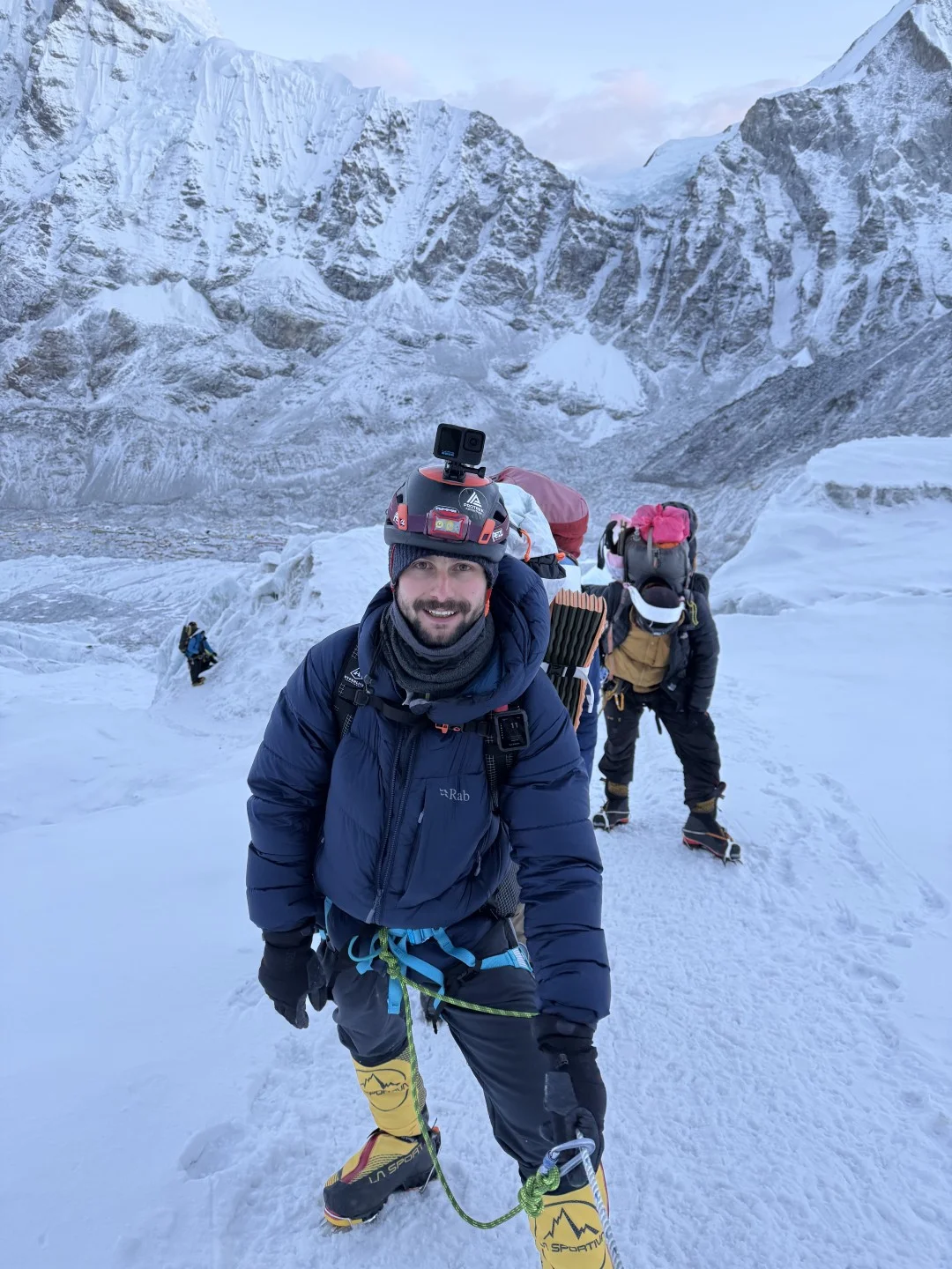 Matija i penjači tijekom uspona kroz Khumbu ledopad