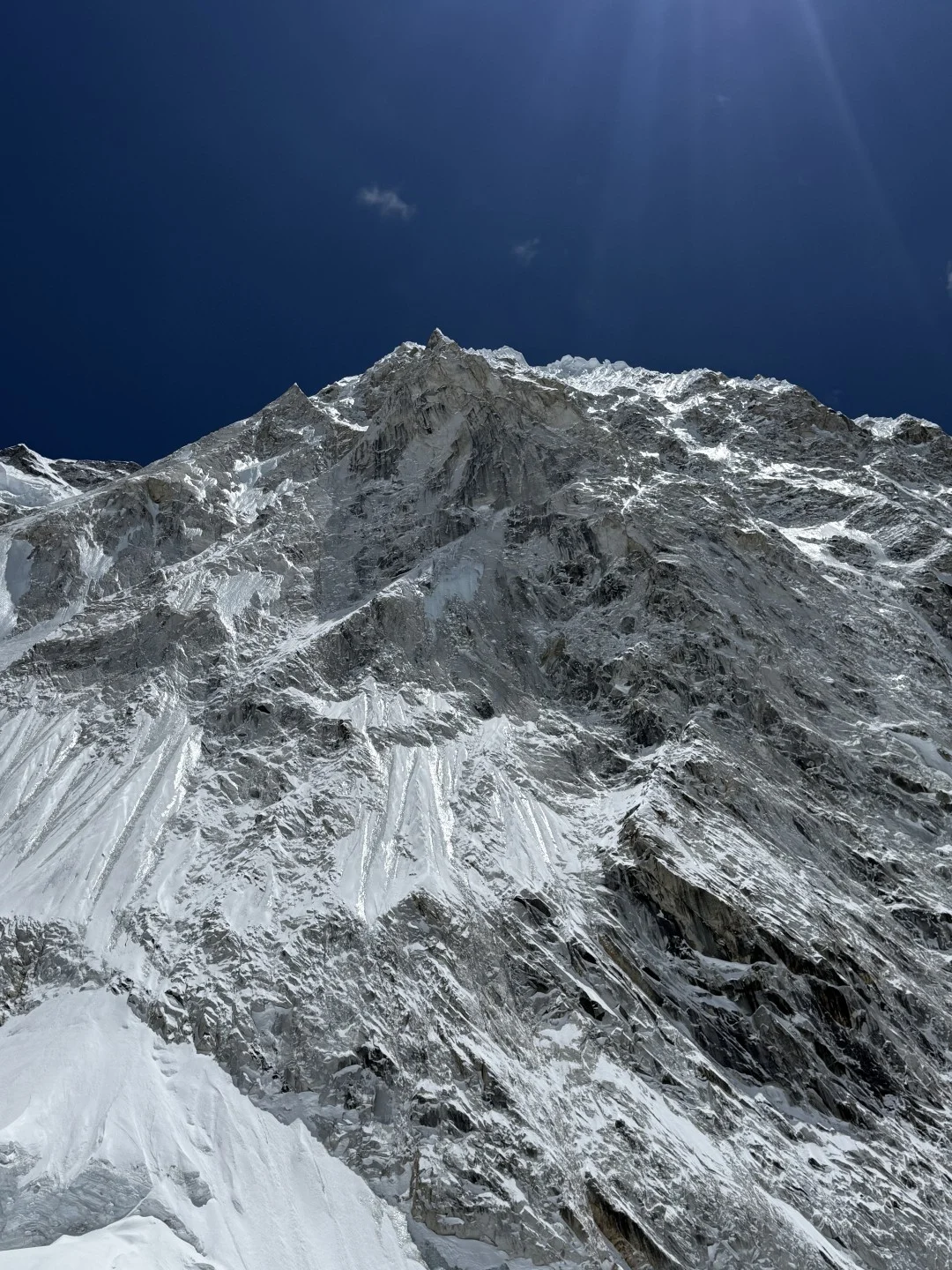Pogled na snježne padine tijekom predaha nakon prolaska kroz Khumbu ledopad