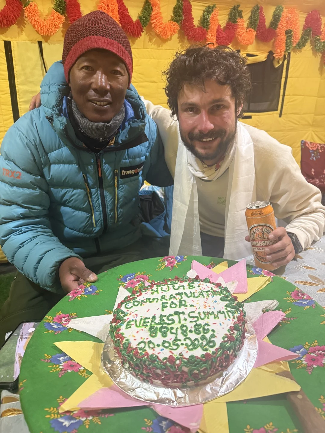 Proslava uspješnog uspona na Mount Everest u baznom kampu