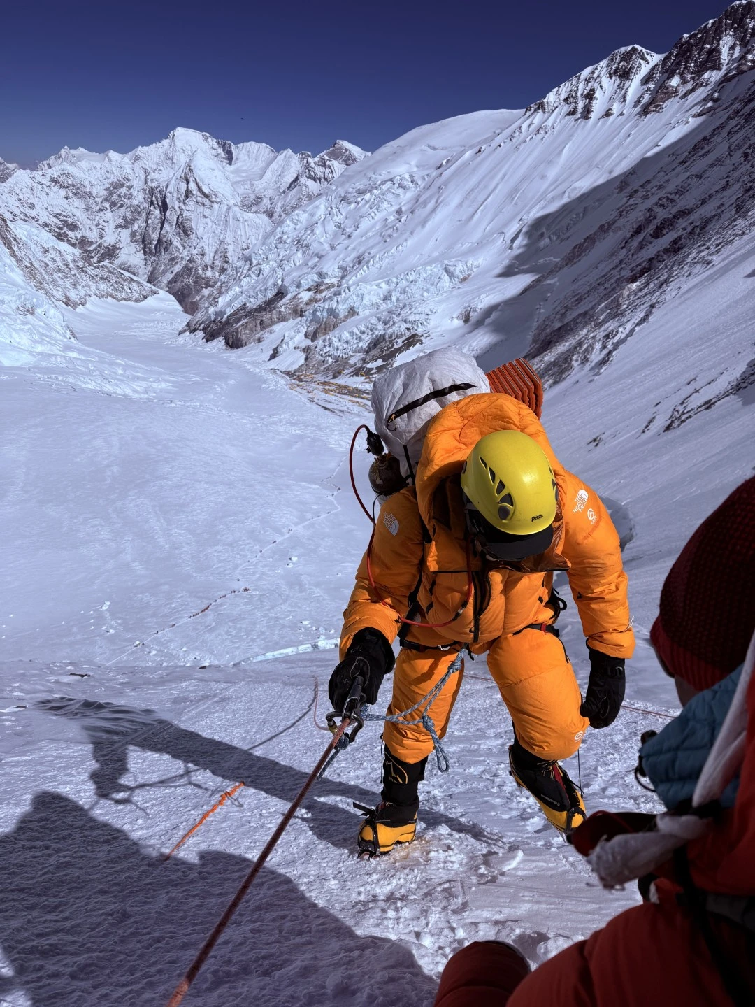 Penjanje po strmoj snježnoj padini tijekom uspona na Mount Everest