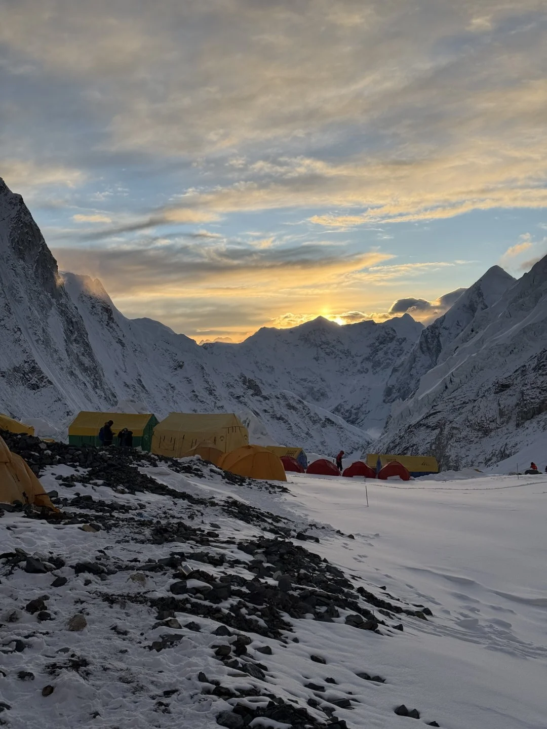 Šatori navečer u Kampu 2 na Everestu