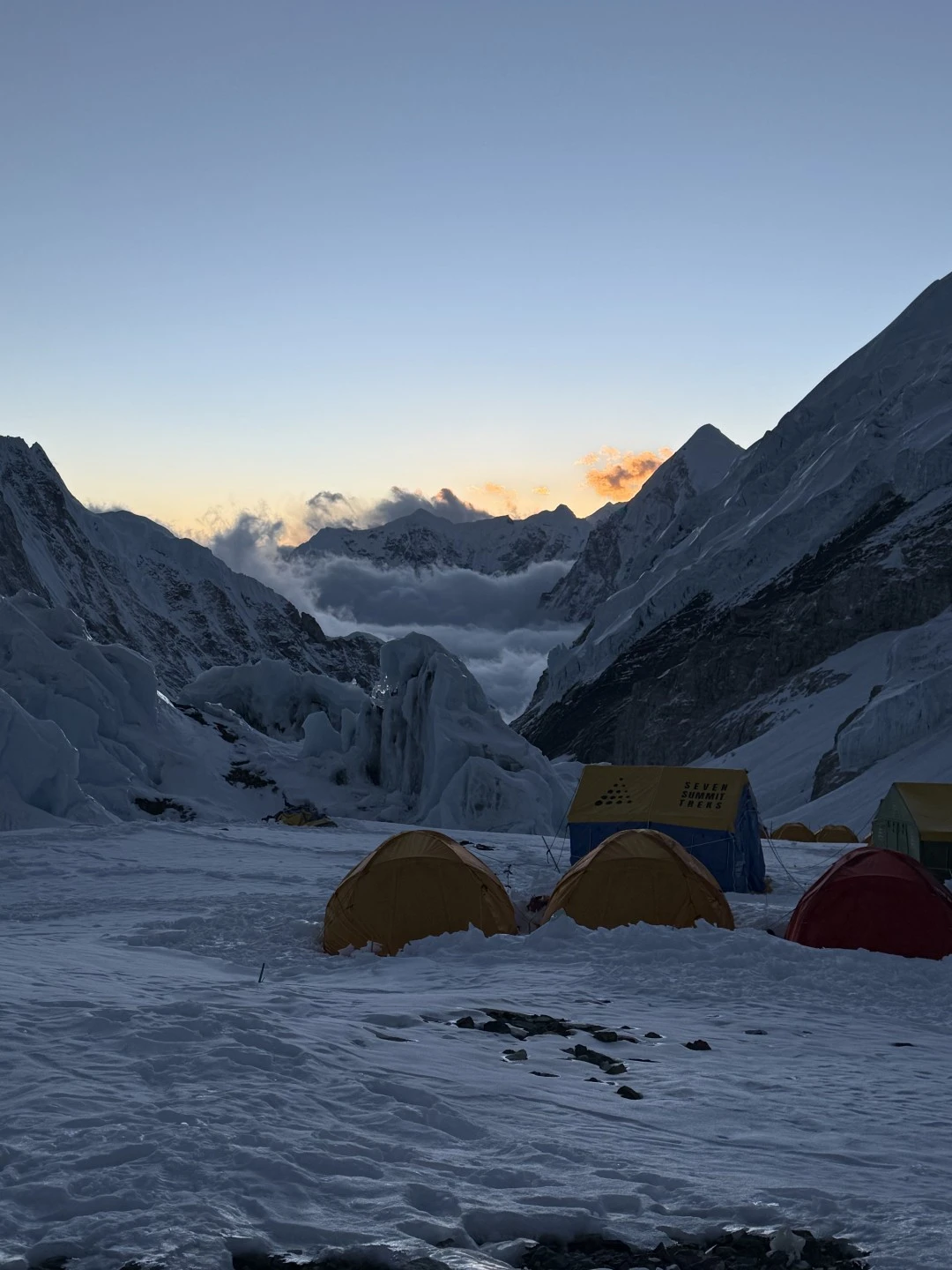 Visinski kamp na Mount Everestu okružen snijegom i ledom