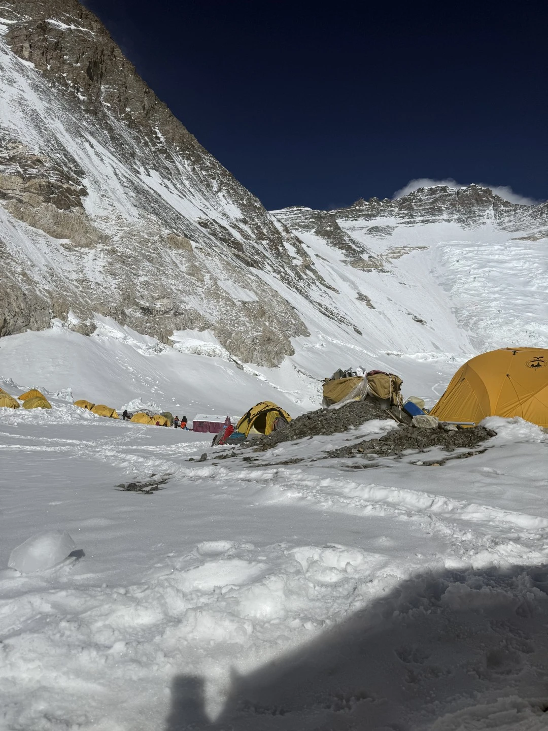 Visinski kamp na Mount Everestu okružen snijegom i ledom