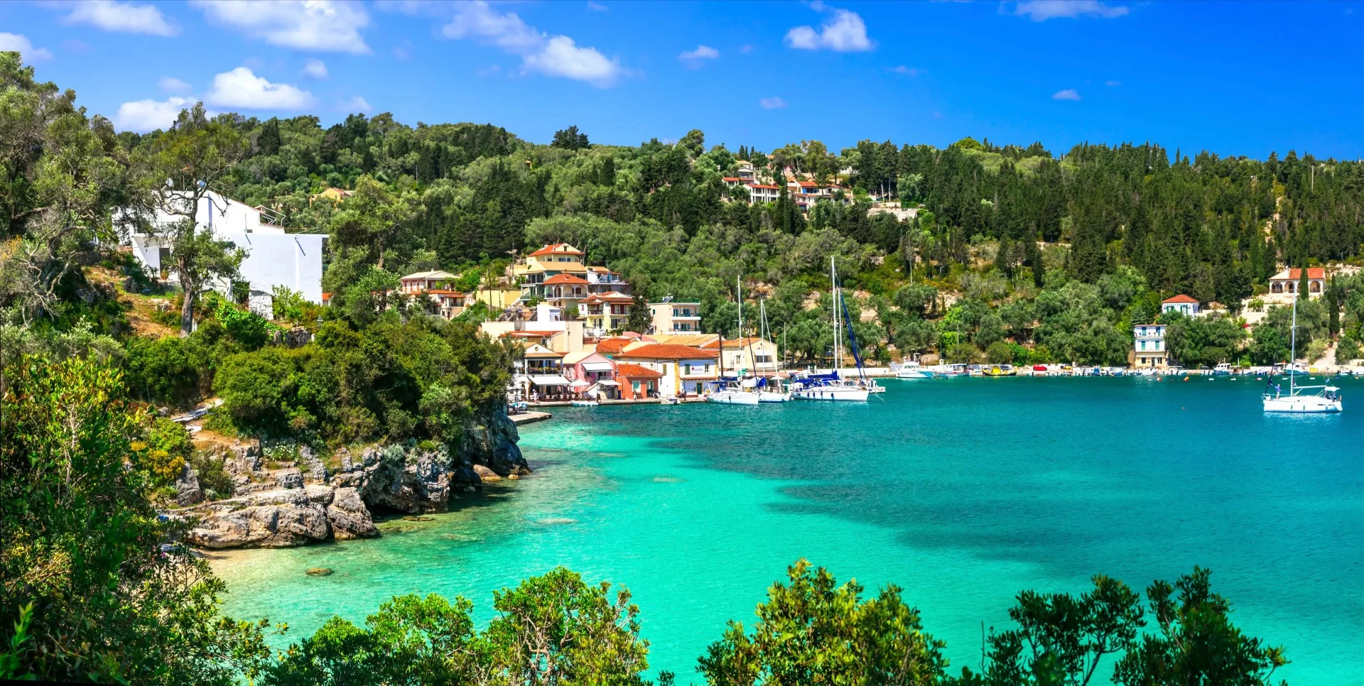 Paxos, Grčka, putovanje, uvala s jedrilicama i tirkiznim morem