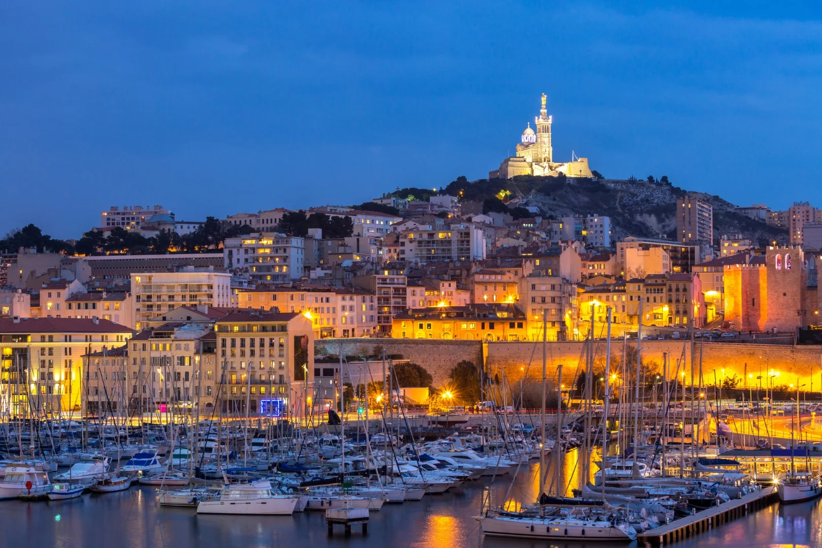Marseille noću i stara luka tijekom novogodišnjeg krstarenja Mediteranom