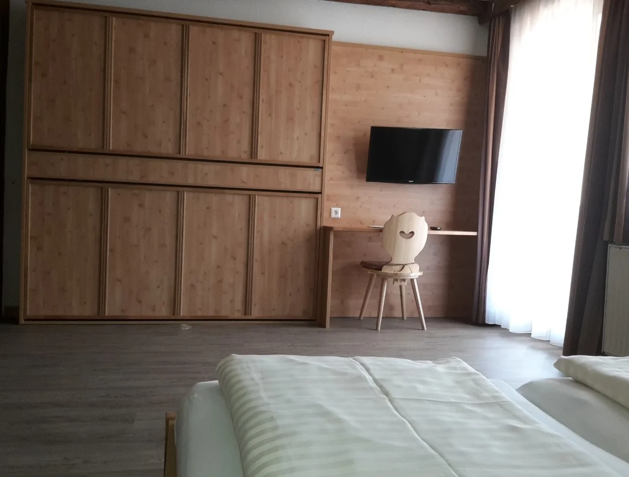 hotel-hohe-tauren-trokrevetna-soba-spavaca-2.webp