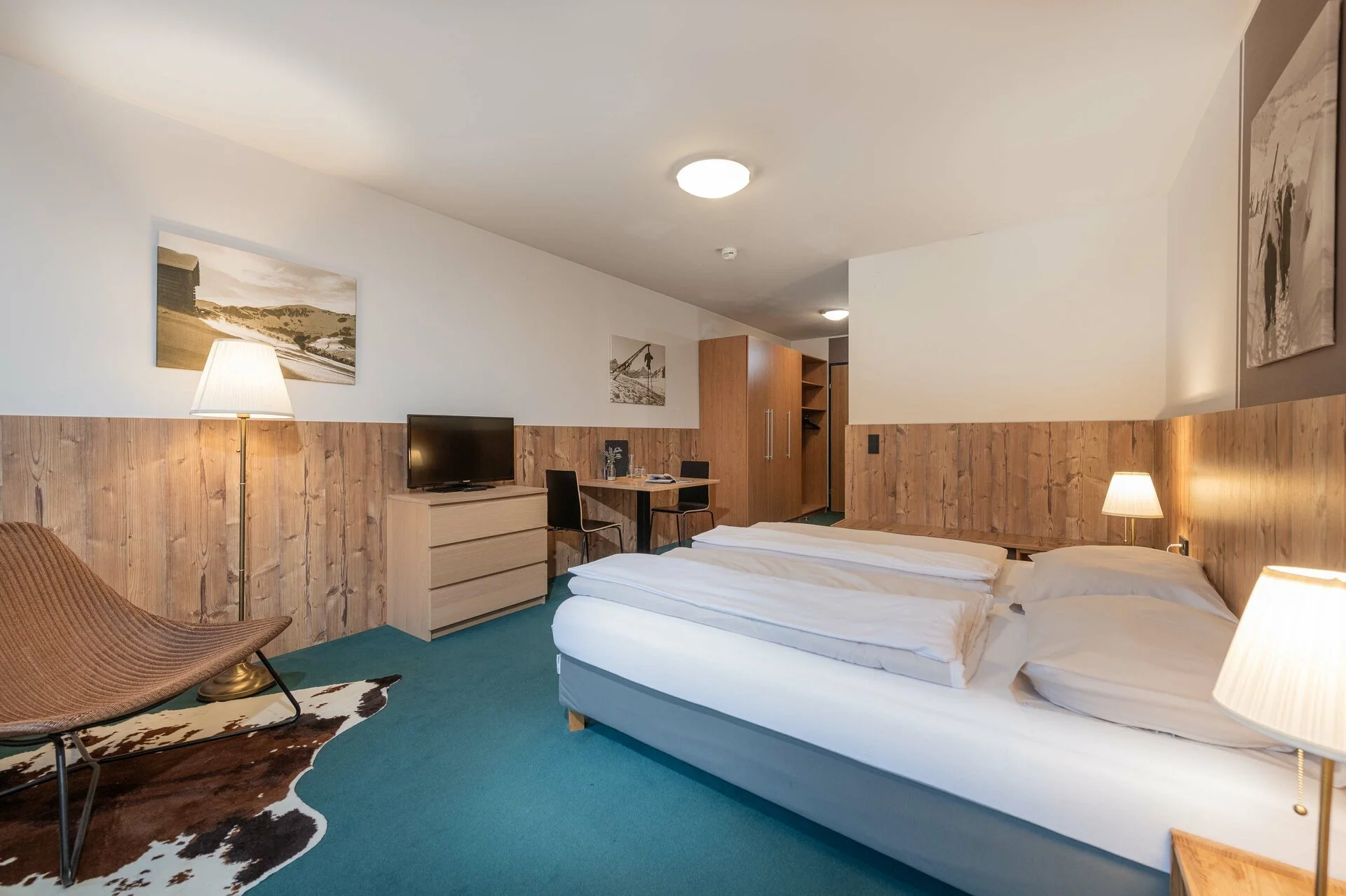 matrei-skiopening-hotel-alpenparks-montana-soba-standard-spavaca.webp