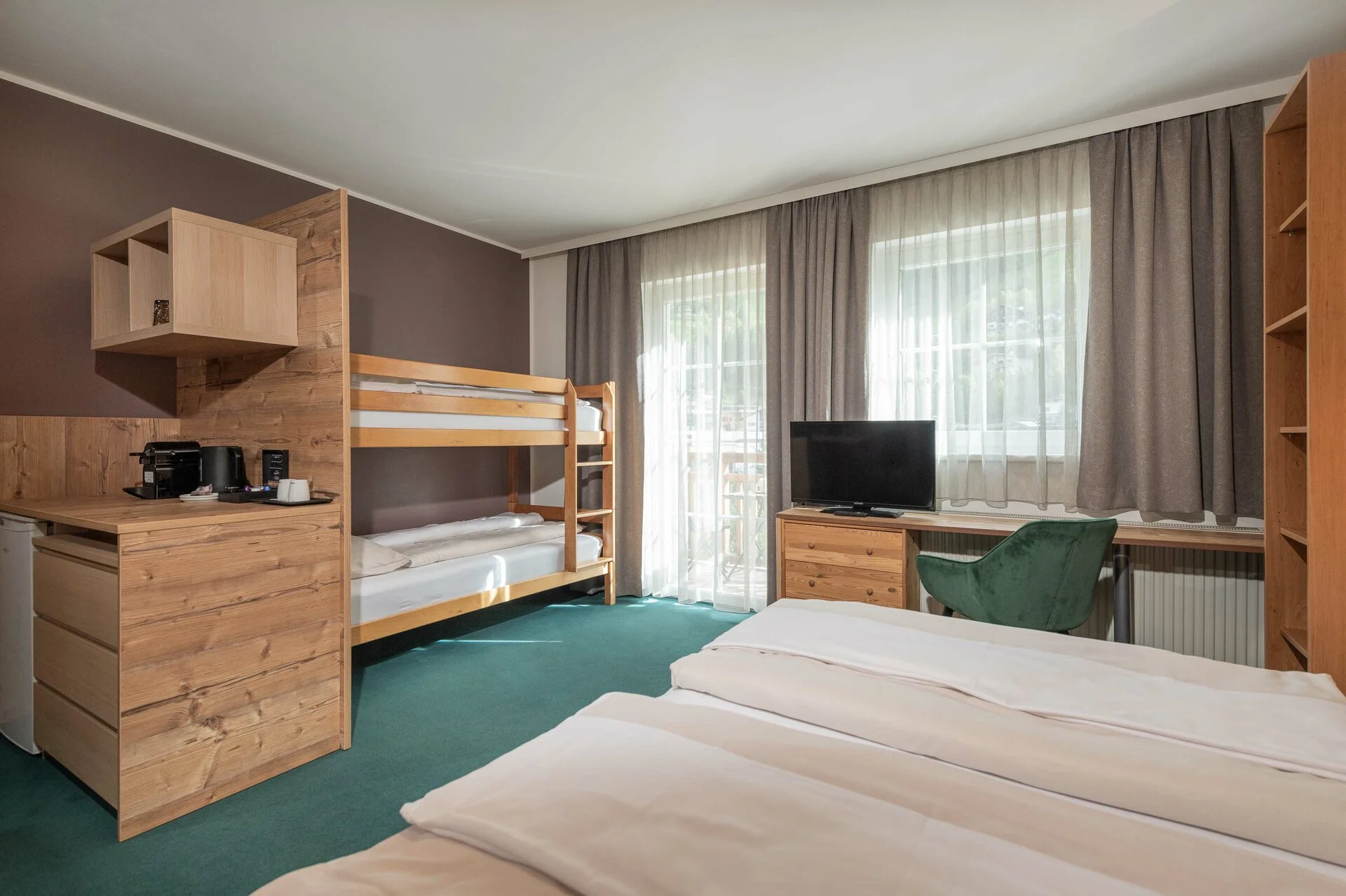 skiopening-matrei-hotel-alpenparks-family-room-spavaca.webp