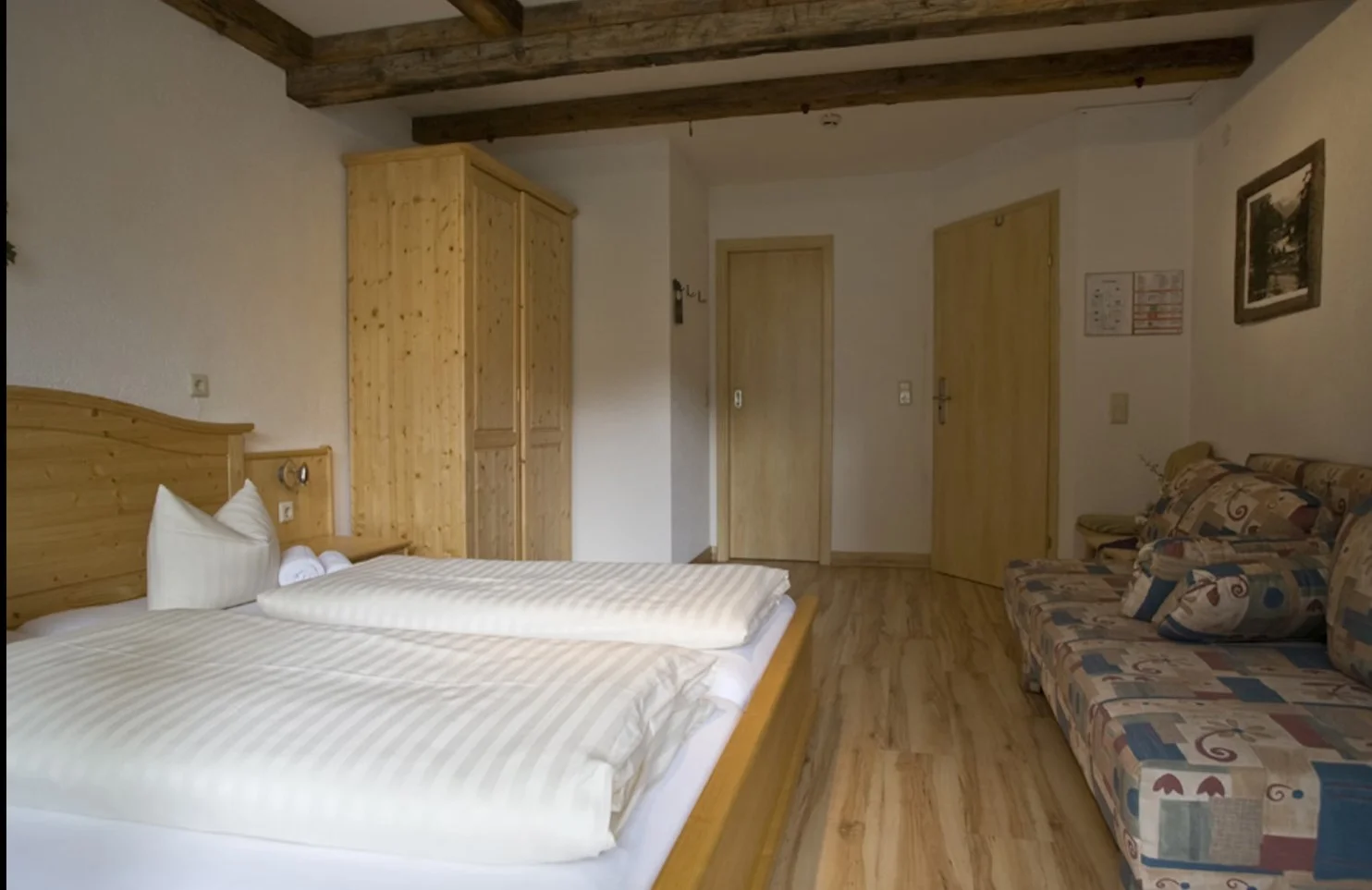 hotel-hohe-tauren-matrei-dvokrevetna-soba-spavaca-2.webp