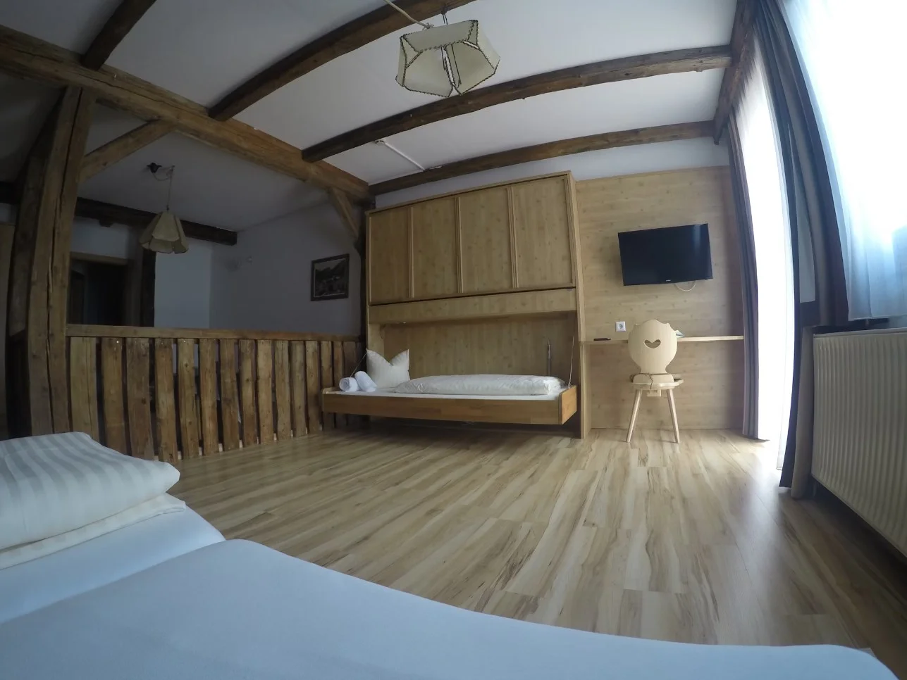 hotel-hohe-tauren-matrei-trokrevetna-soba-pomocni-lezaj.webp