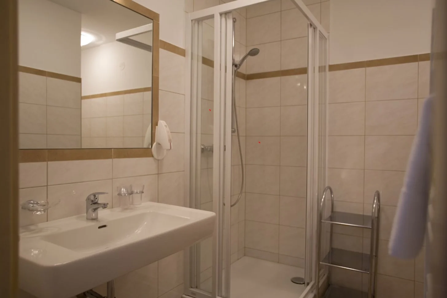 hotel-hohe-tauren-matrei-skiopening-trokrevetna-soba-kupaonica.webp