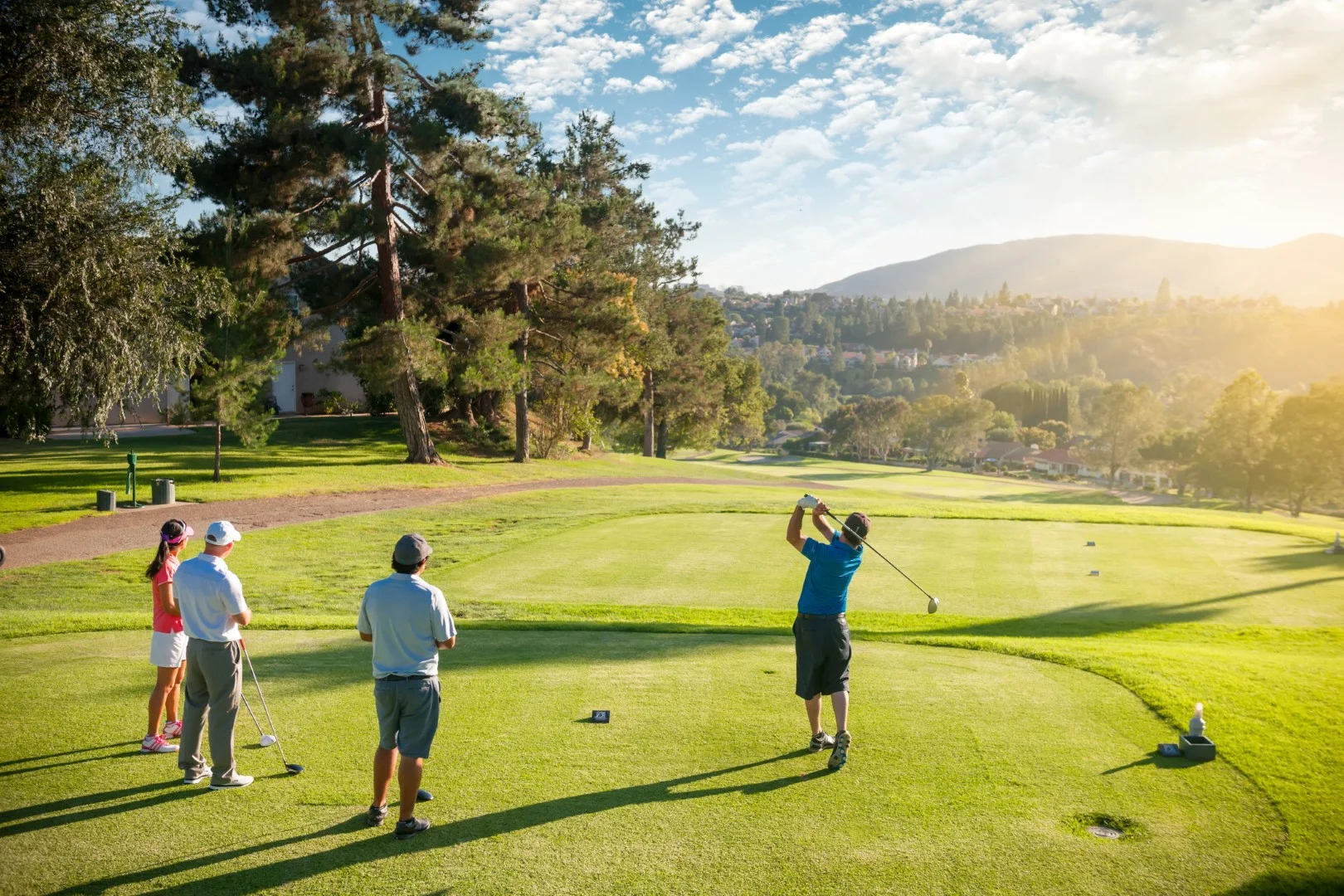 golf-igraci-na-golf-terenu-i-Stock-503314505.webp